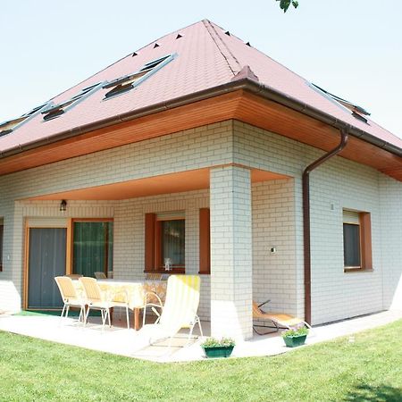 Manner Villa Balatonalmádi الغرفة الصورة
